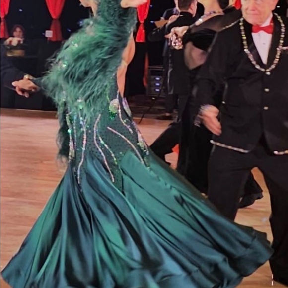 Elegant Green Evening Gown - Picture 7 of 8